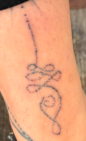 Réalisation de tatouage hand-poke 4